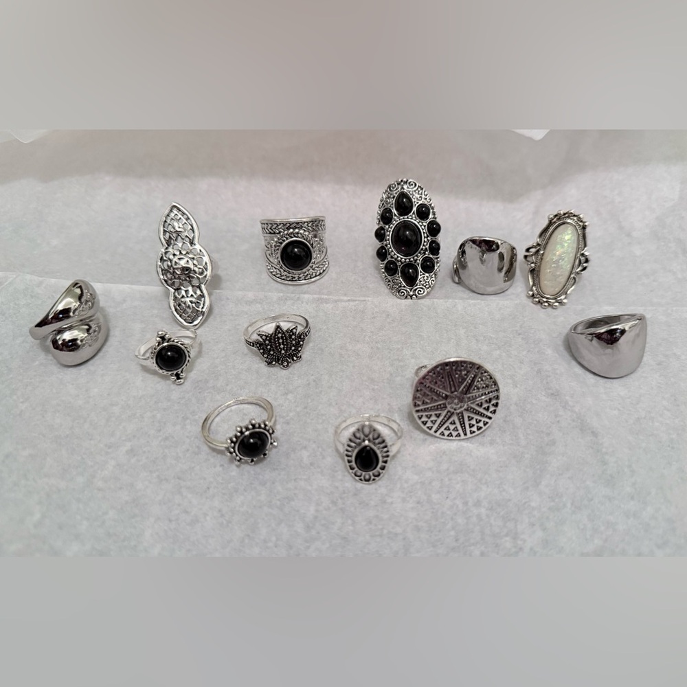 Elegant Silver toned and Black Ring Set lot C